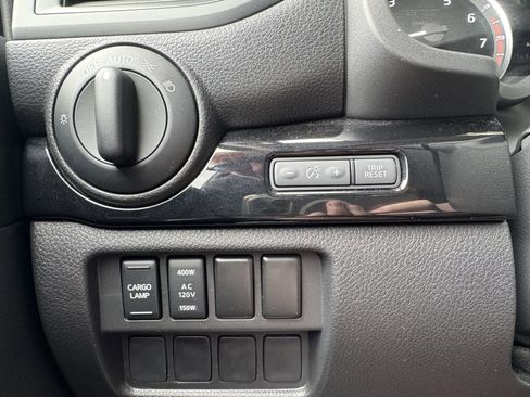 Used 2024 Nissan Titan SV w/ SV Convenience Package image 30