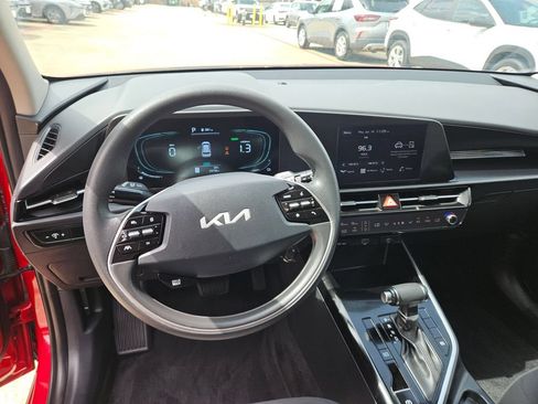 Used 2025 Kia Niro LX FWD image 17