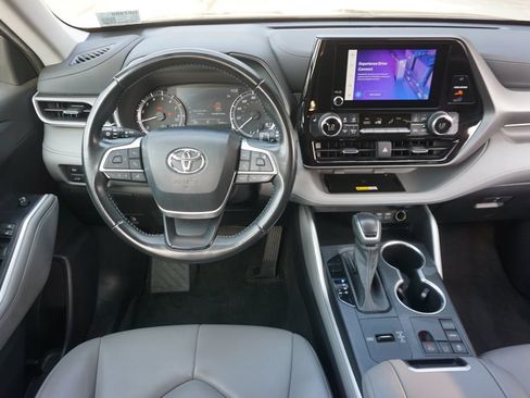 Used 2023 Toyota Highlander XLE FWD image 6