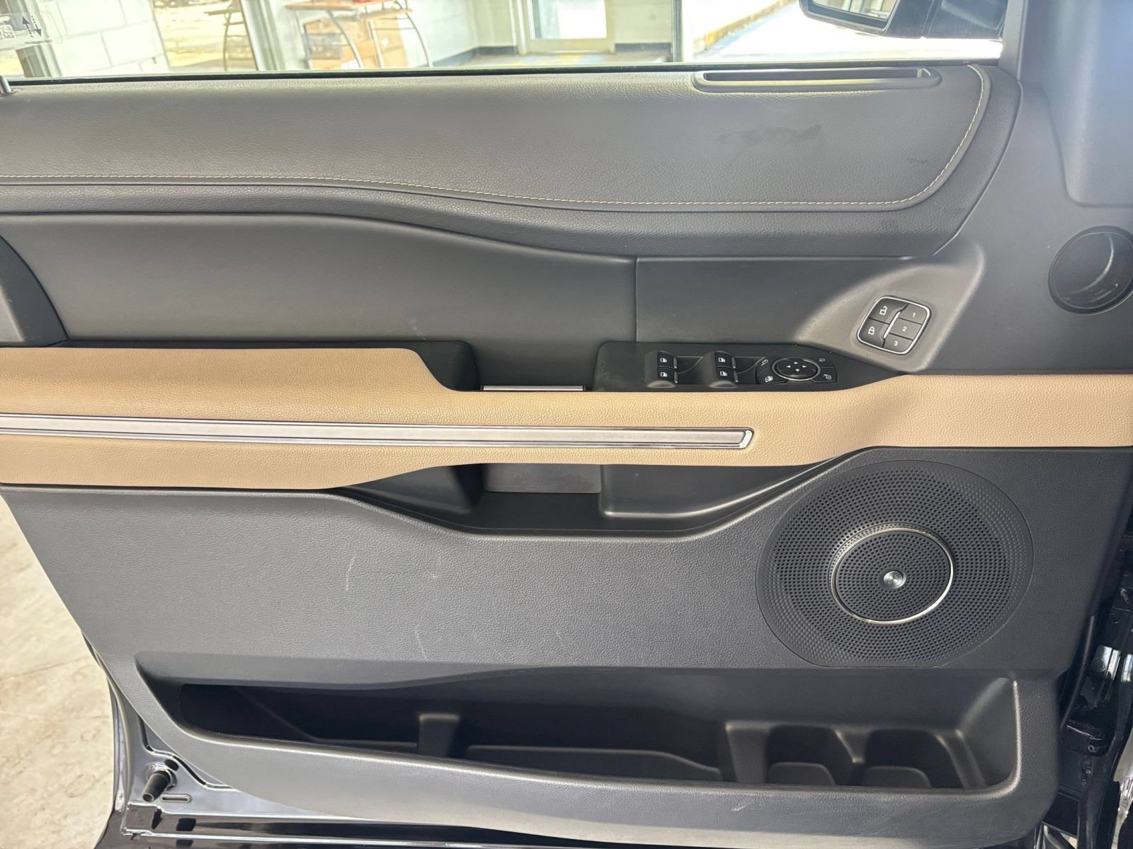 Used 2024 Ford Expedition Limited RWD image 18