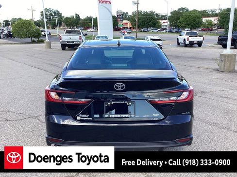 Used 2025 Toyota Camry SE image 4