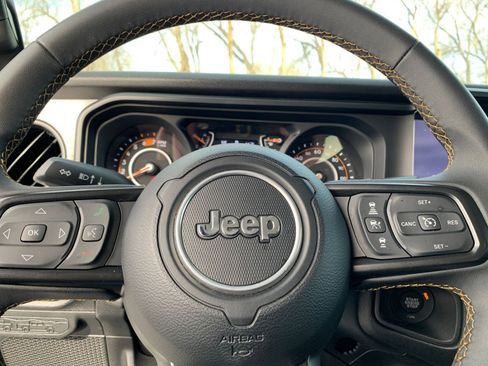 Used 2025 Jeep Wrangler Sport S image 27