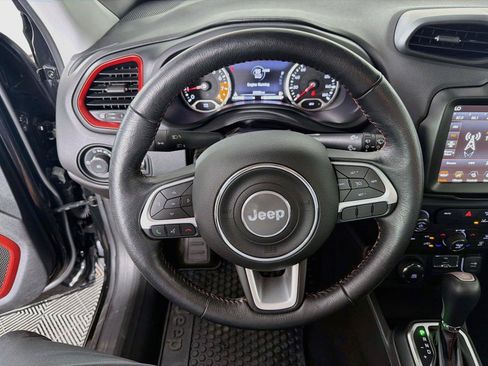 Used 2023 Jeep Renegade Latitude w/ Sun/Sound Group AWD/4WD image 3