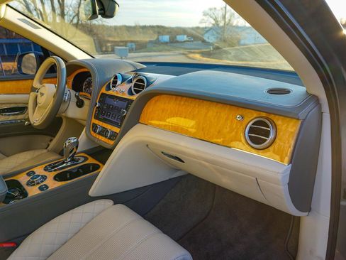 Used 2017 Bentley Bentayga image 41