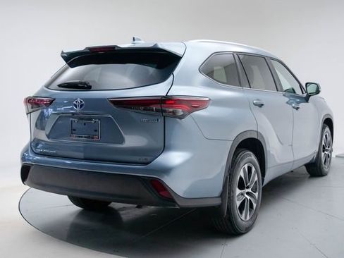 Certified 2024 Toyota Highlander XLE image 5