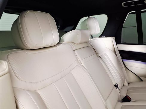 Used 2025 Land Rover Range Rover SE image 13