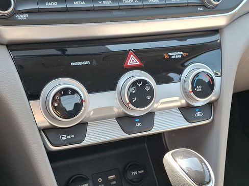 Used 2019 Hyundai Elantra SE FWD image 17
