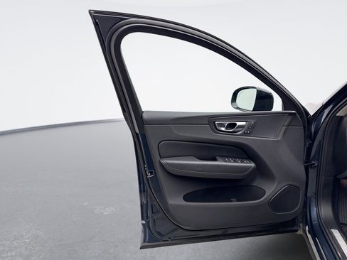 Used 2025 Volvo XC60 B5 Plus image 9