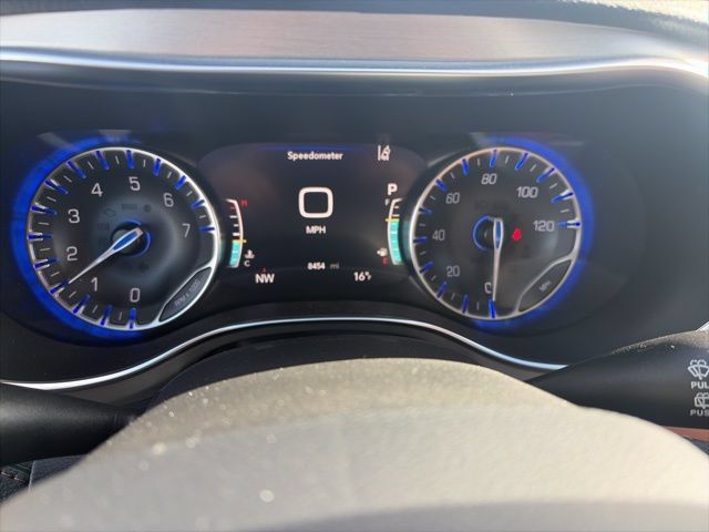 Used 2024 Chrysler Pacifica Pinnacle FWD image 18