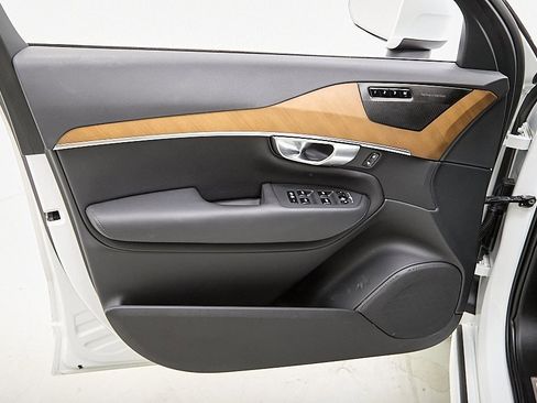 Certified 2023 Volvo XC90 B5 Plus w/ Protection Package Premier image 11