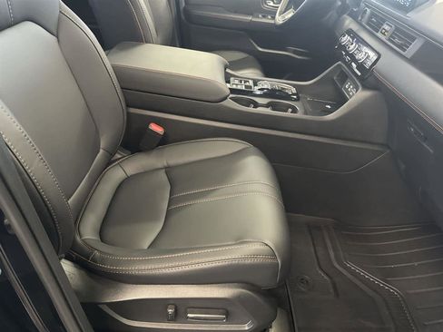 Used 2025 Honda Pilot TrailSport image 17