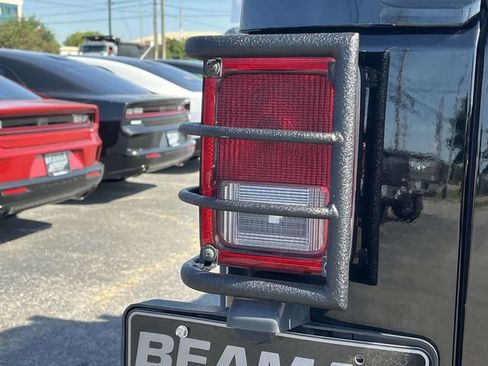 Used 2013 Jeep Wrangler Unlimited Rubicon w/ Connectivity Group AWD/4WD image 10