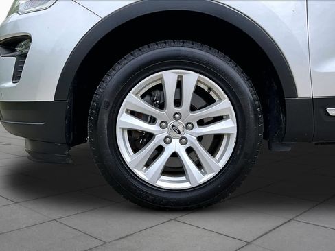 Certified 2018 Ford Explorer XLT w/ Equipment Group 201A AWD/4WD image 11