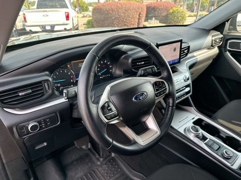 Used 2022 Ford Explorer XLT AWD/4WD image 10