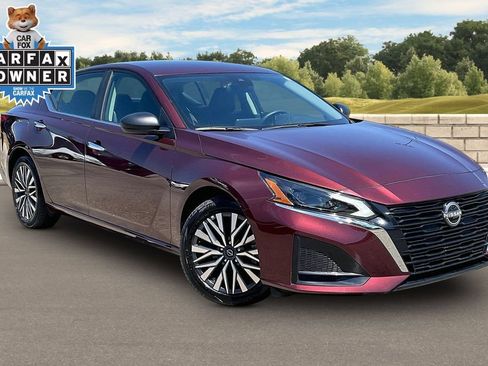 Used 2025 Nissan Altima 2.5 SV FWD image 2
