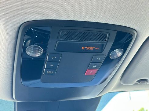 Used 2023 Kia Carnival EX FWD image 17
