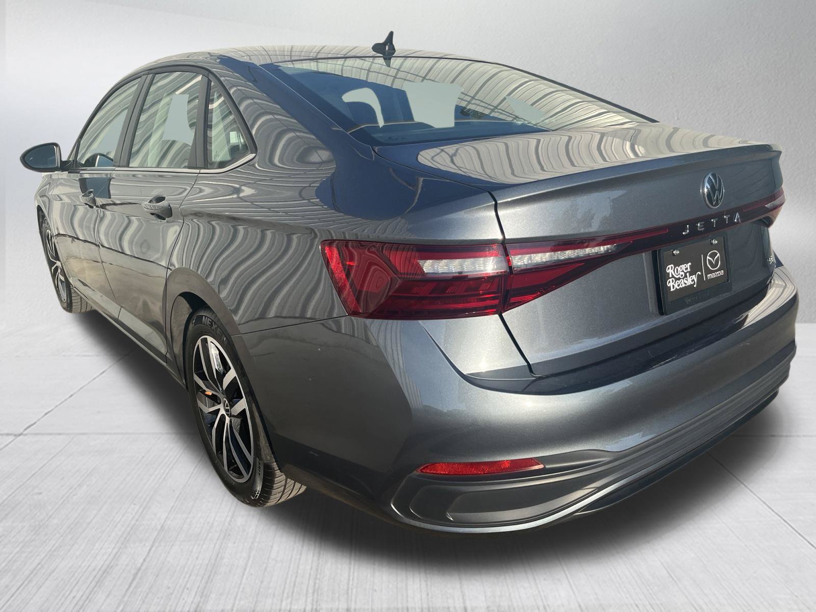 Used 2025 Volkswagen Jetta SE FWD image 6