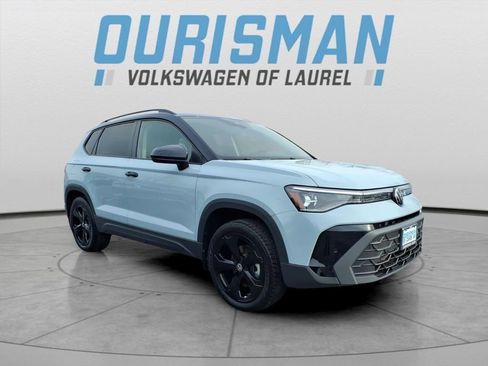 Certified 2025 Volkswagen Taos SE image 1