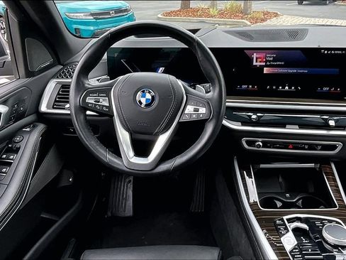 Used 2025 BMW X5 xDrive50e image 8