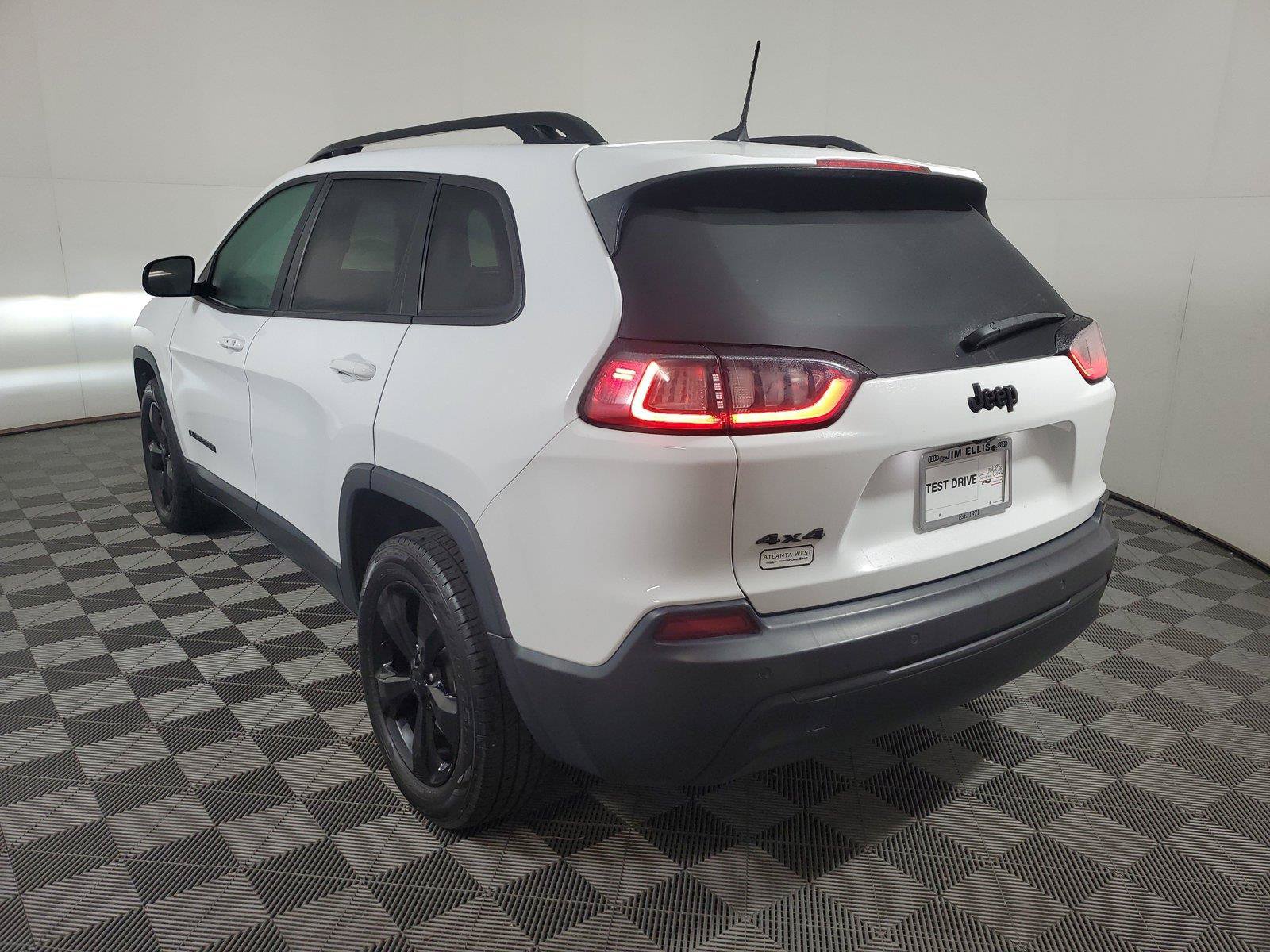 Used 2021 Jeep Cherokee Latitude Plus AWD/4WD image 4