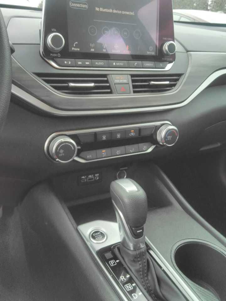 Used 2025 Nissan Altima 2.5 SV FWD image 2