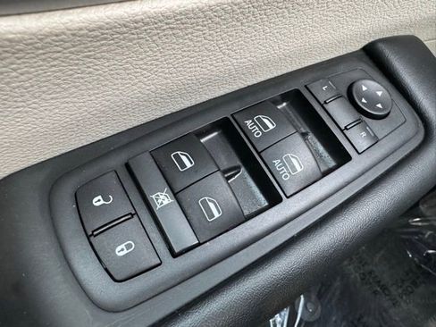 Used 2019 Chrysler Pacifica Touring Plus FWD image 29