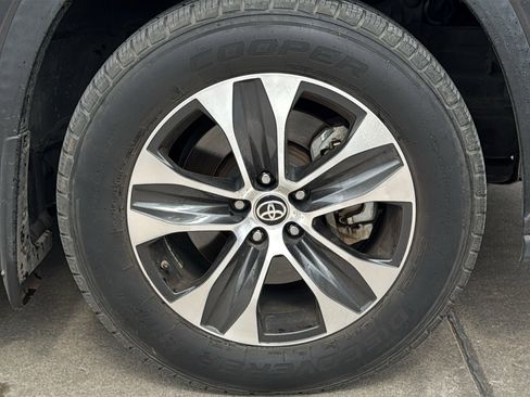 Used 2020 Toyota Highlander XLE FWD image 32