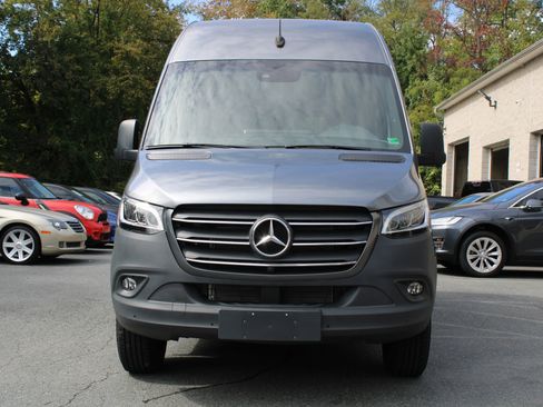 Used 2024 Mercedes-Benz Sprinter 2500 image 2