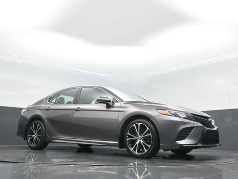 Used 2020 Toyota Camry SE FWD image 10