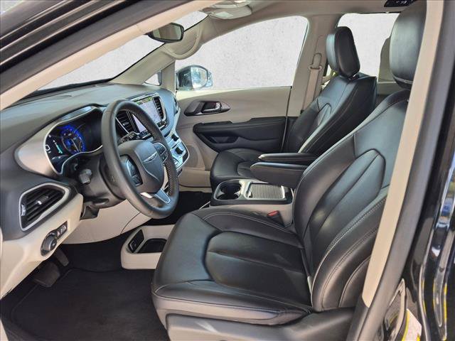 Used 2024 Chrysler Pacifica Touring-L FWD image 15