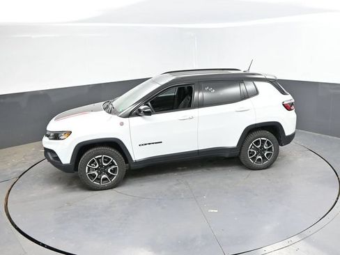 Used 2025 Jeep Compass Trailhawk AWD/4WD image 38