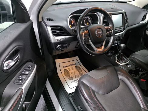 Used 2018 Jeep Cherokee Trailhawk w/ Cold Weather Group AWD/4WD image 7