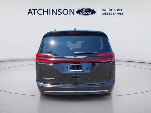 Used 2024 Chrysler Pacifica Touring-L FWD image 6