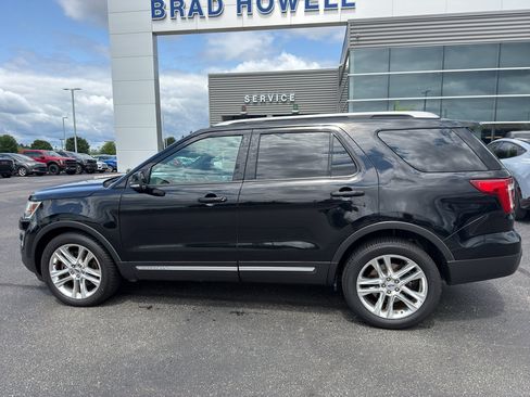 Used 2017 Ford Explorer XLT w/ Equipment Group 202A AWD/4WD image 9