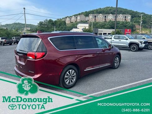 Used 2020 Chrysler Pacifica Limited w/ Advanced Safetytec Group FWD image 4