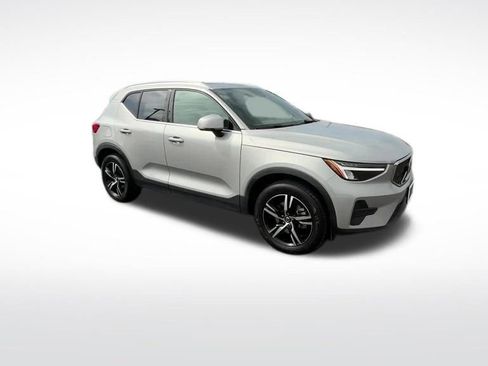 Used 2025 Volvo XC40 B5 Core image 8