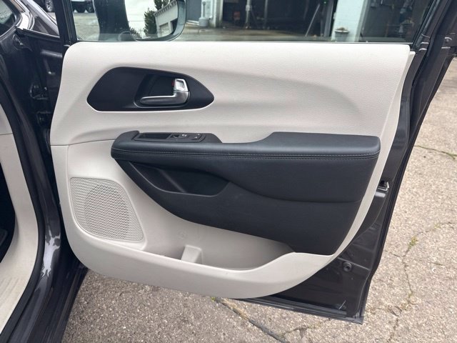 Used 2020 Chrysler Pacifica Limited FWD image 27