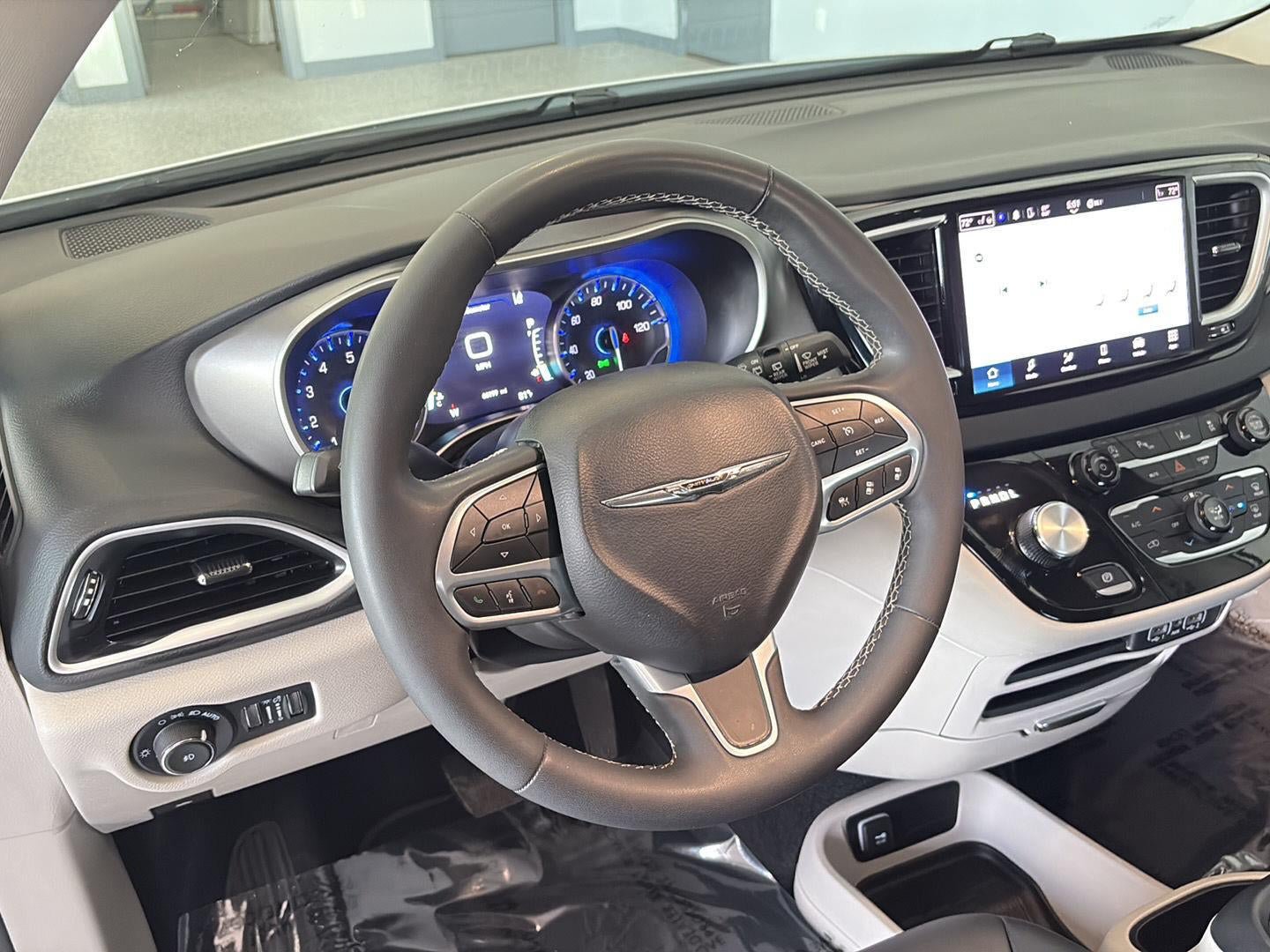 Used 2023 Chrysler Pacifica Touring-L FWD image 12