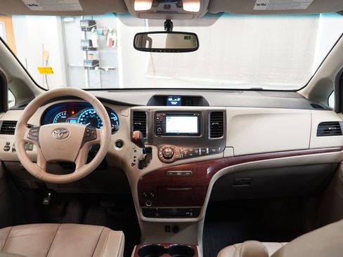 Used 2014 Toyota Sienna XLE w/ Entertainment Package image 18