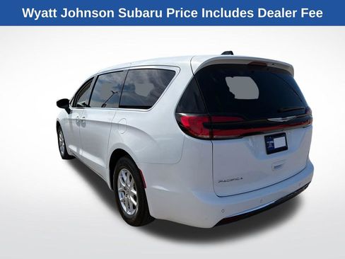 Used 2023 Chrysler Pacifica Touring-L FWD image 5