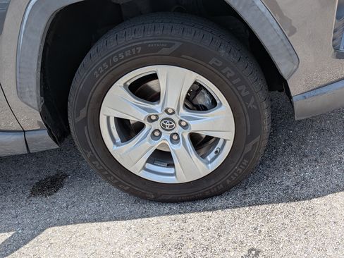 Used 2019 Toyota RAV4 XLE FWD image 11