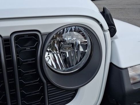 Used 2025 Jeep Gladiator Sport image 9