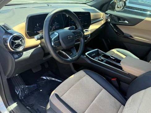 Used 2025 Chevrolet Equinox ACTIV w/ Safety and Technology Package AWD/4WD image 10