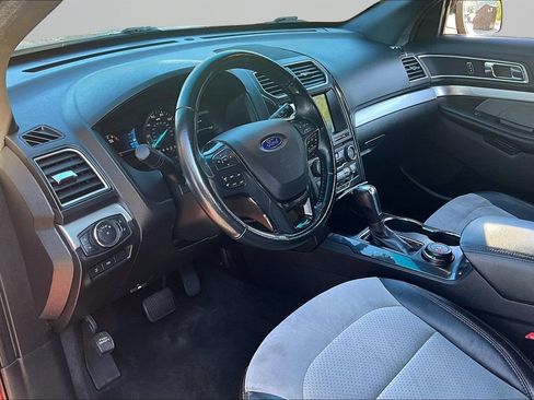 Used 2017 Ford Explorer XLT w/ XLT Technology Feature Bundle AWD/4WD image 17