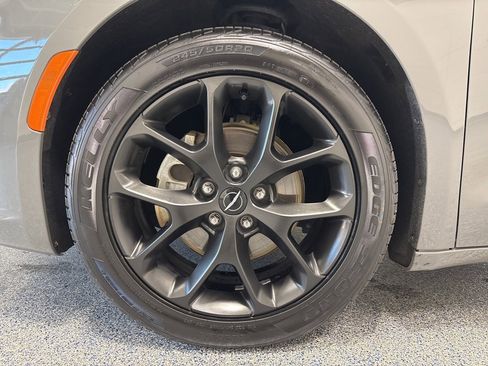 Used 2025 Chrysler Pacifica Limited image 46