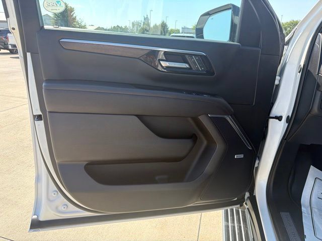 Used 2025 Chevrolet Suburban High Country AWD/4WD image 13
