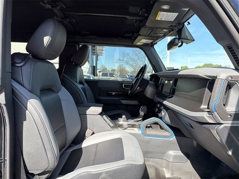 Used 2022 Ford Bronco Black Diamond image 16