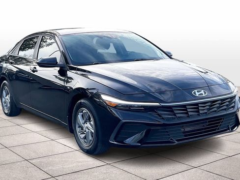 Used 2024 Hyundai Elantra SE image 2