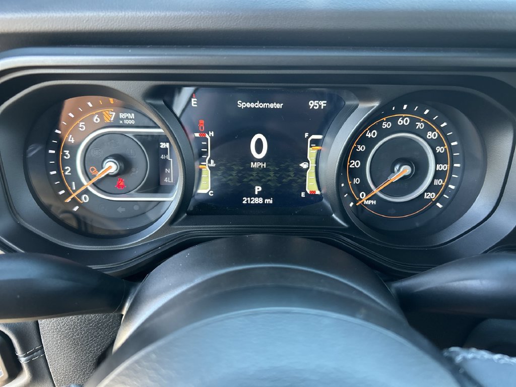 Used 2025 Jeep Gladiator Rubicon w/ Convenience Group AWD/4WD image 11