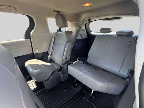 Certified 2021 Toyota Sienna XLE FWD image 19